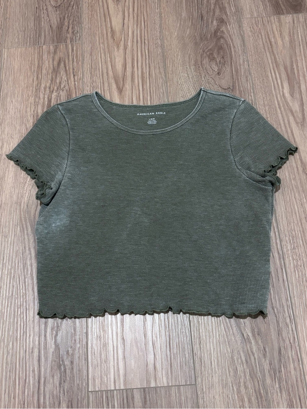 American Eagle Crop Lettuce Hem T-Shirt size L